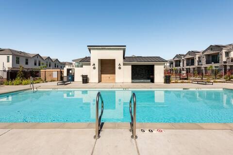 565 N Helm Ln in Clovis, CA - Building Photo