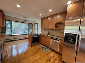 805 Oakleigh Rd in Valley Stream, NY - Foto de edificio - Building Photo
