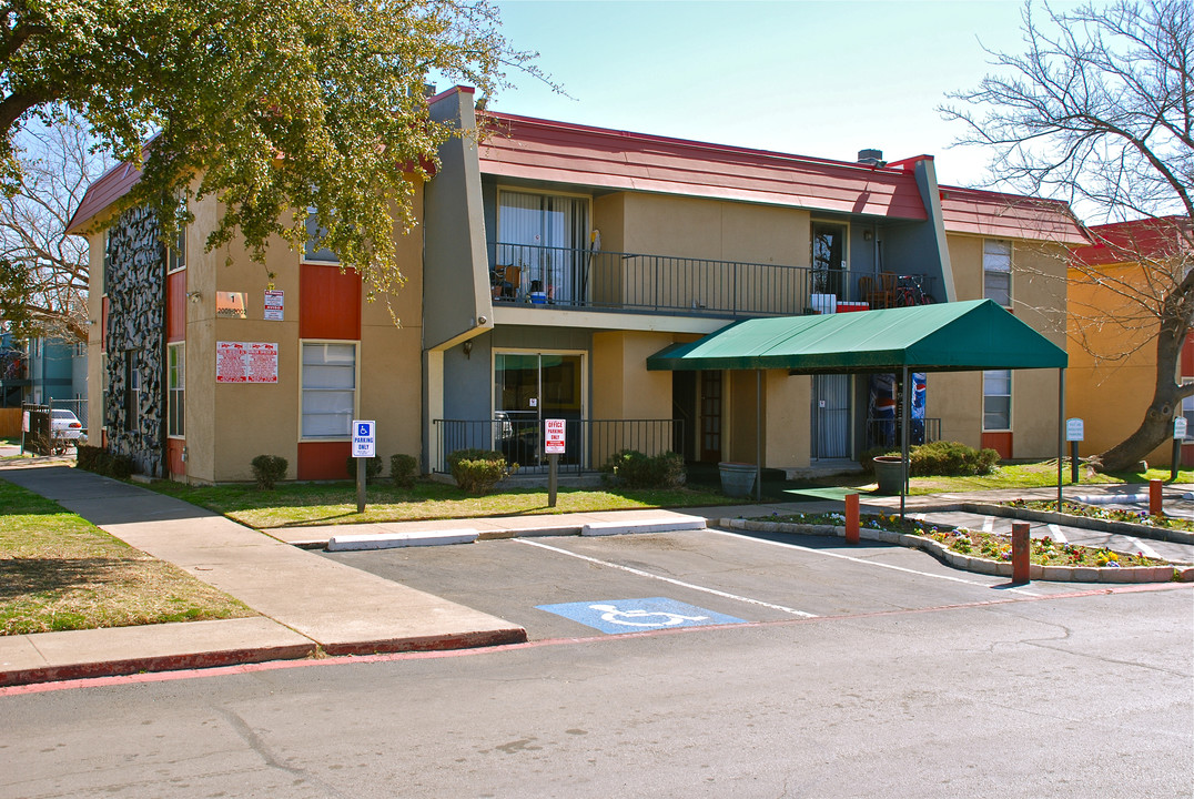 Rock Island Apartments in Irving, TX - Building Photo