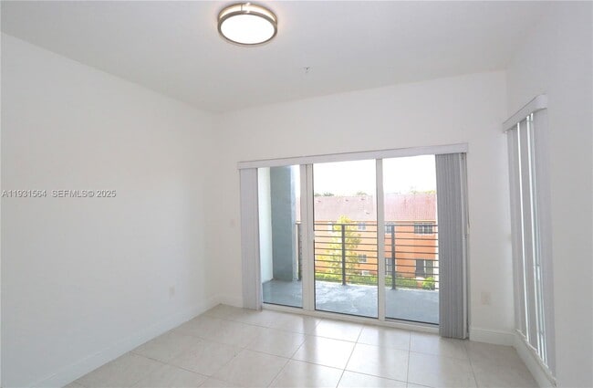 6151 NW 182nd Ln in Hialeah, FL - Foto de edificio - Building Photo