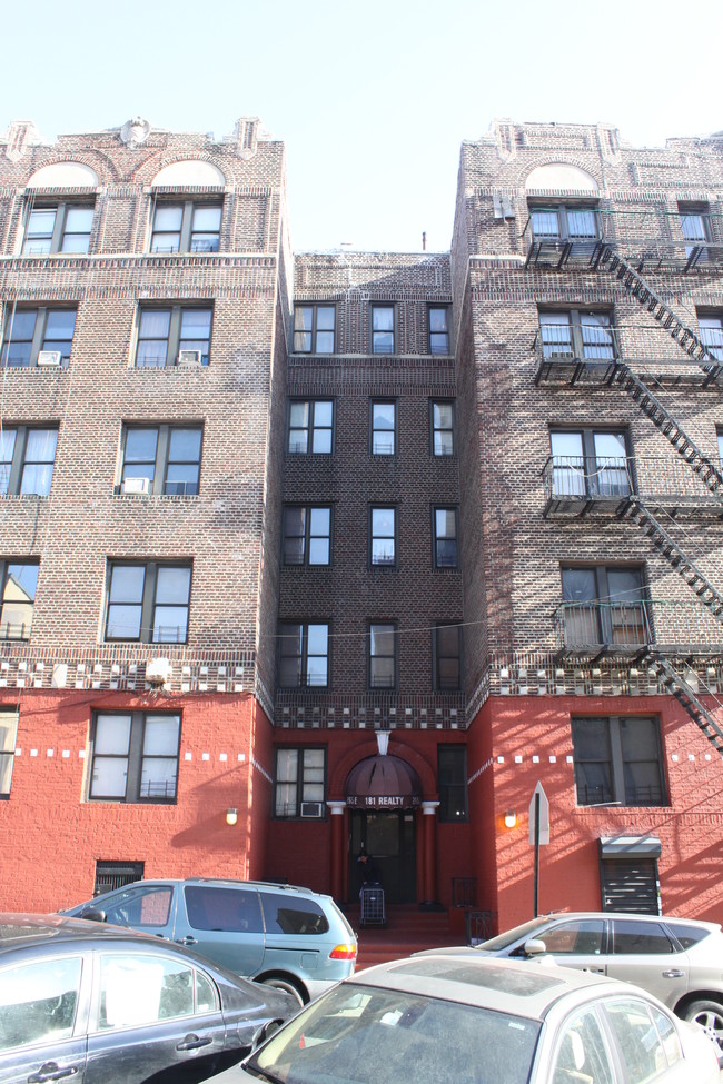 265 E 181st St in Bronx, NY - Foto de edificio - Building Photo