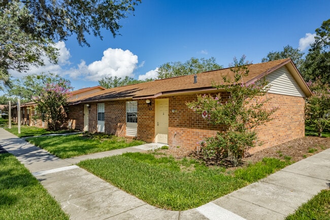 Lakebreeze Apartments in Tavares, FL - Foto de edificio - Primary Photo