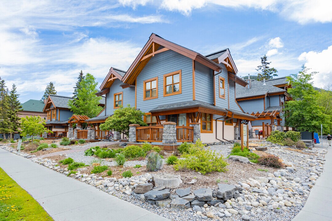 406 Marten St in Banff, AB - Building Photo