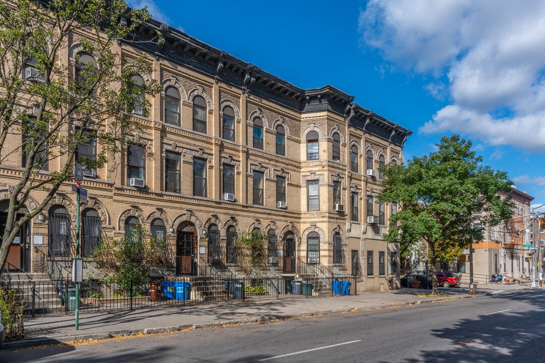 128 Saratoga Ave in Brooklyn, NY - Building Photo