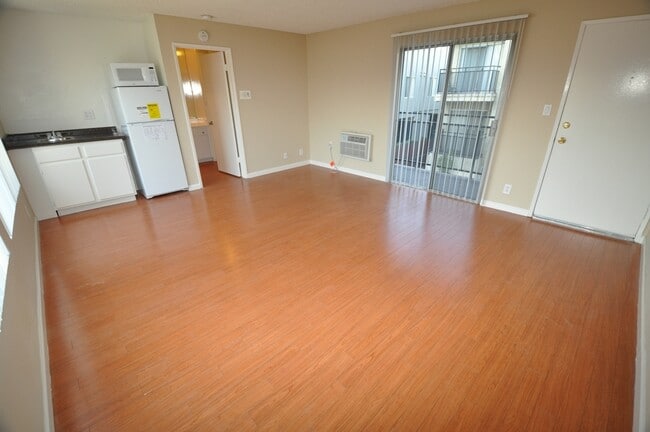 15049 Burbank Blvd, Unit 109 in Los Angeles, CA - Building Photo - Building Photo