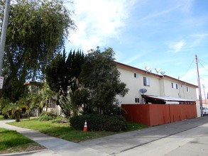 3509 W Del Monte Dr in Anaheim, CA - Building Photo - Building Photo