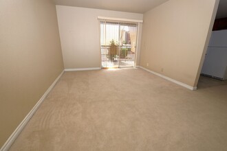 5116 River Glen Dr in Las Vegas, NV - Foto de edificio - Building Photo