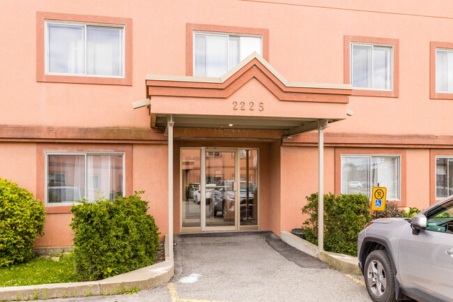 2225 Des Laurentides Boul in Laval, QC - Building Photo - Building Photo