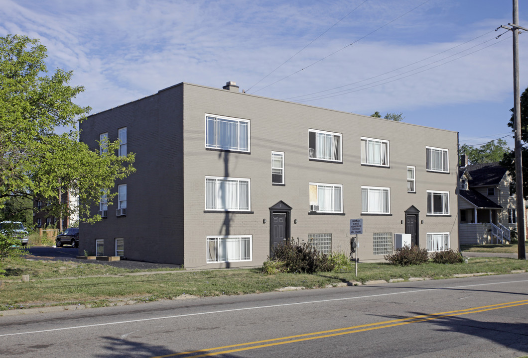 7-11 N Johnson St in Pontiac, MI - Building Photo