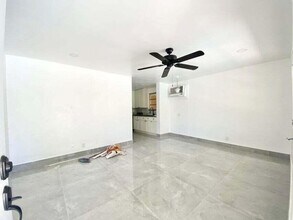660 NE 34th Ct in Oakland Park, FL - Building Photo - Building Photo