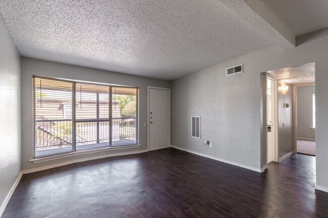Amherst Oaks in Dallas, TX - Building Photo - Interior Photo