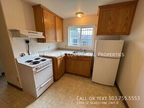 3556 SE Gladstone St in Portland, OR - Building Photo - Building Photo