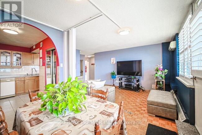 3460 Keele St in Toronto, ON - Building Photo - Building Photo