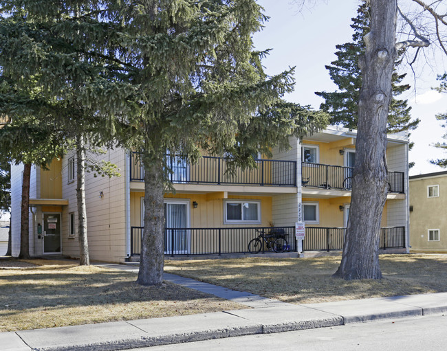 2720 Brentwood Blvd NW in Calgary, AB - Building Photo - Building Photo