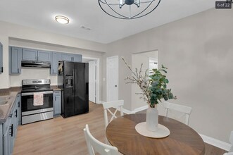 1100 Columbia College Dr in Columbia, SC - Foto de edificio - Building Photo