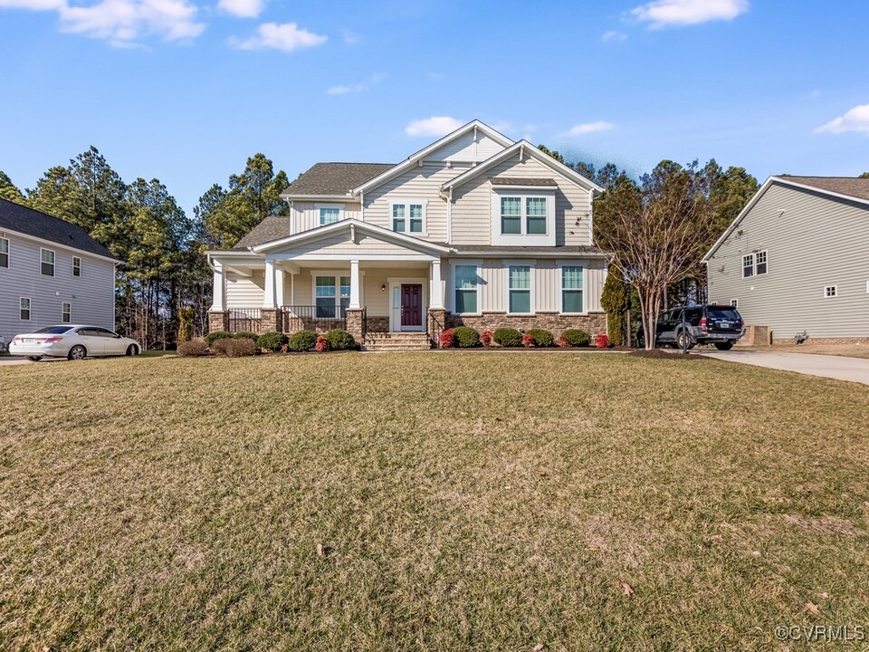 1712 James Overlook Dr in Chester, VA - Foto de edificio