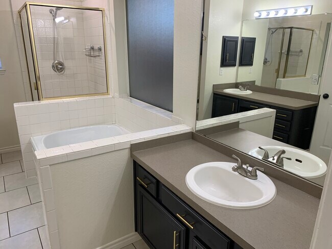 2040 Garden Crest Ln in Dallas, TX - Building Photo - Building Photo