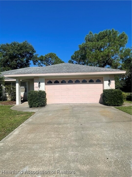 2706 Monza Dr in Sebring, FL - Building Photo