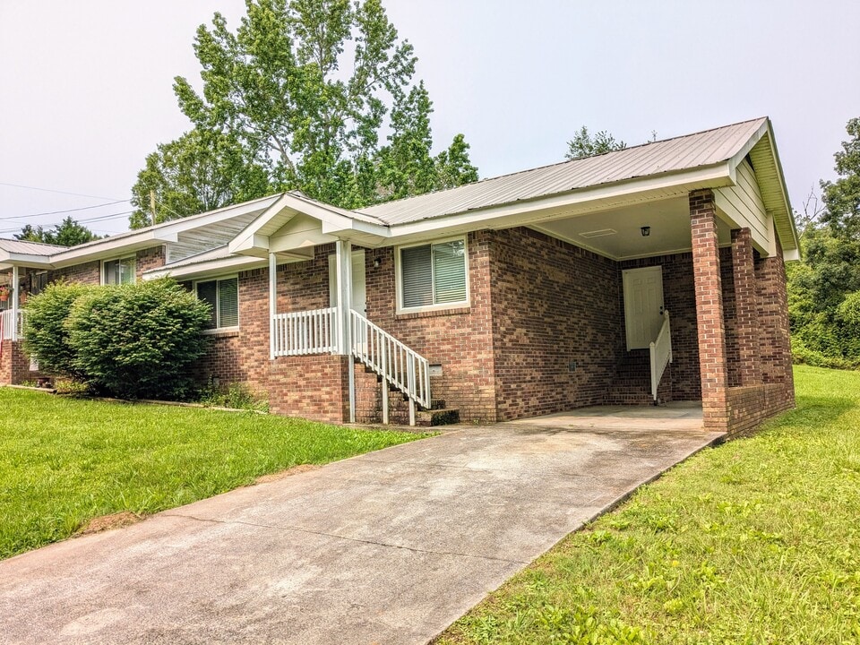 2003 Glisson Dr in Tunnel Hill, GA - Building Photo