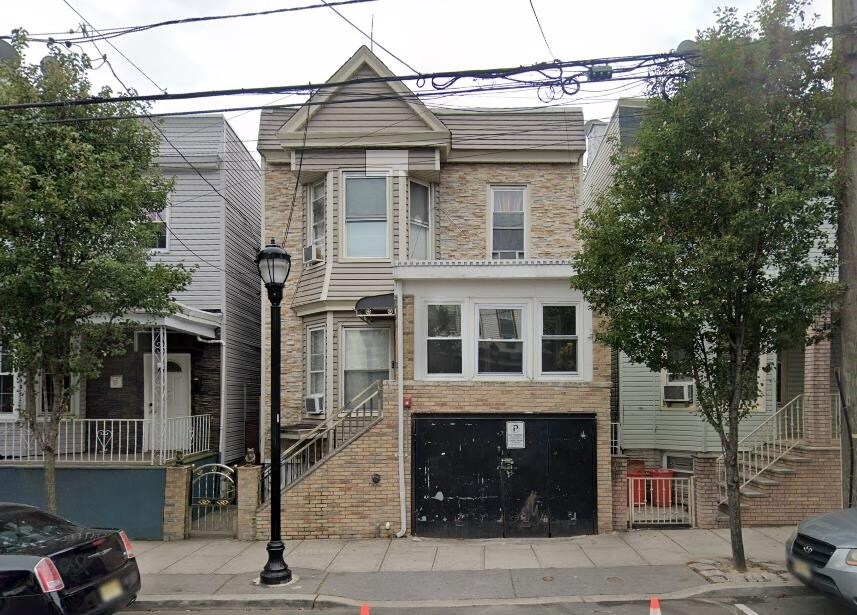 313 49th St in Union City, NJ - Building Photo