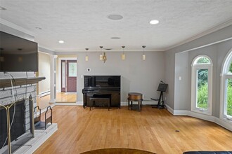 2032 Ridge Rd in Syosset, NY - Foto de edificio - Building Photo
