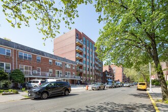 Buckingham Apartments in Flushing, NY - Foto de edificio - Building Photo