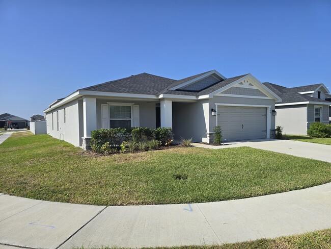 504 Enaya St in St. Cloud, FL - Foto de edificio - Building Photo