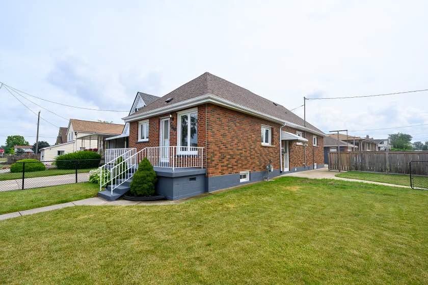 1240 Dunsmure Rd in Hamilton, ON - Building Photo