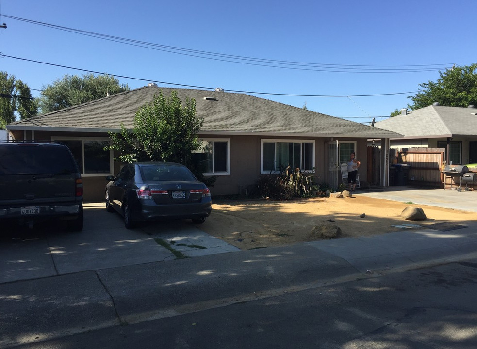 1833 Indiana St in Fairfield, CA - Building Photo