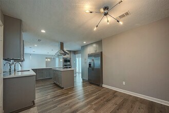 1623 Cherry Ridge Dr in Houston, TX - Foto de edificio - Building Photo