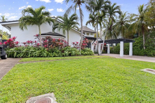 140 W Mashta Dr in Key Biscayne, FL - Building Photo - Building Photo