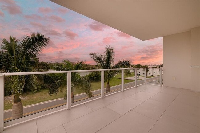 1020 Sunset Point Rd in Clearwater, FL - Building Photo - Building Photo