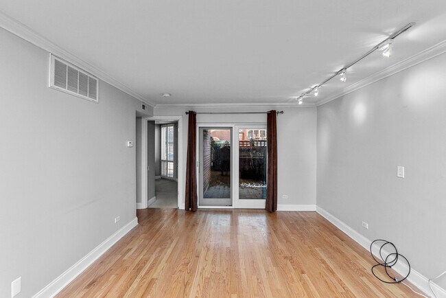 2036 N Larrabee St, Unit 8103 in Chicago, IL - Foto de edificio - Building Photo