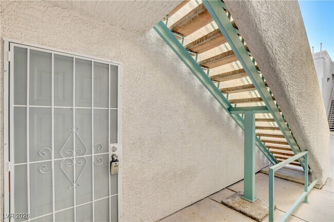 7100 W Pirates Cove Rd in Las Vegas, NV - Building Photo - Building Photo