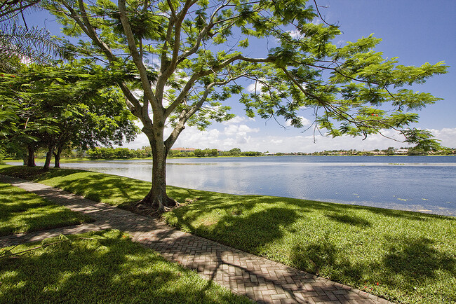 Club Mira Lago in Coral Springs, FL - Foto de edificio - Building Photo