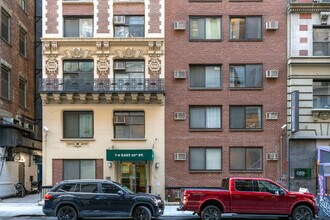 9 E 32nd St in New York, NY - Building Photo - Building Photo