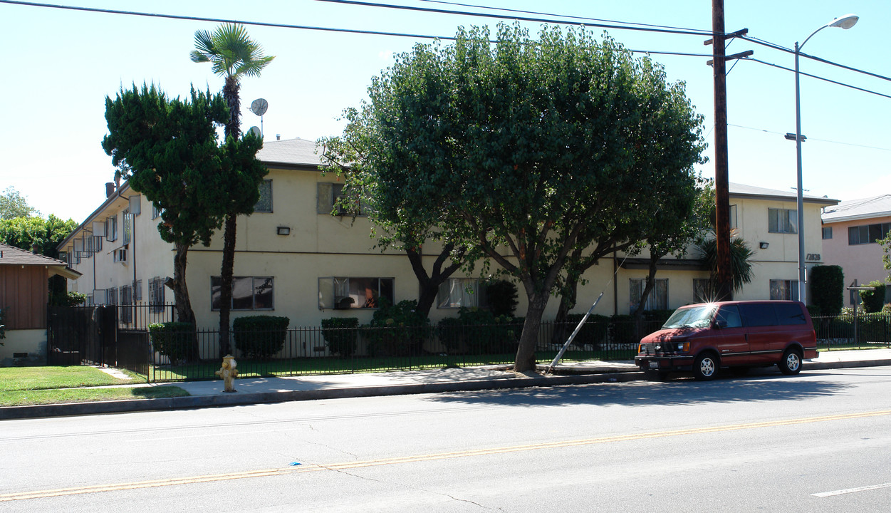 Lisa Oxnard in Valley Village, CA - Foto de edificio