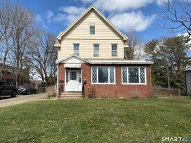 316 W Main St in Milford, CT - Building Photo