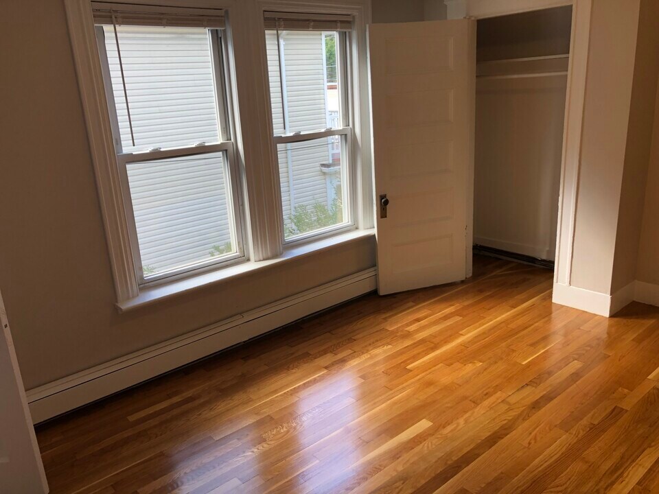 9 Oak Square Ave, Unit 2 in Boston, MA - Building Photo