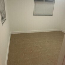 8104 El Portal Dr in Tampa, FL - Building Photo - Building Photo