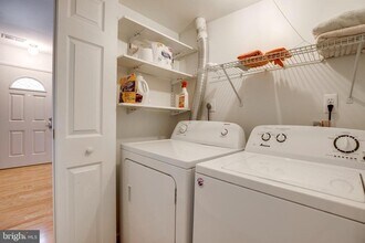 10605 Summer Oak Ct in Burke Centre, VA - Building Photo - Building Photo