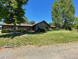 45368 Pine River Rd in Ahwahnee, CA - Building Photo