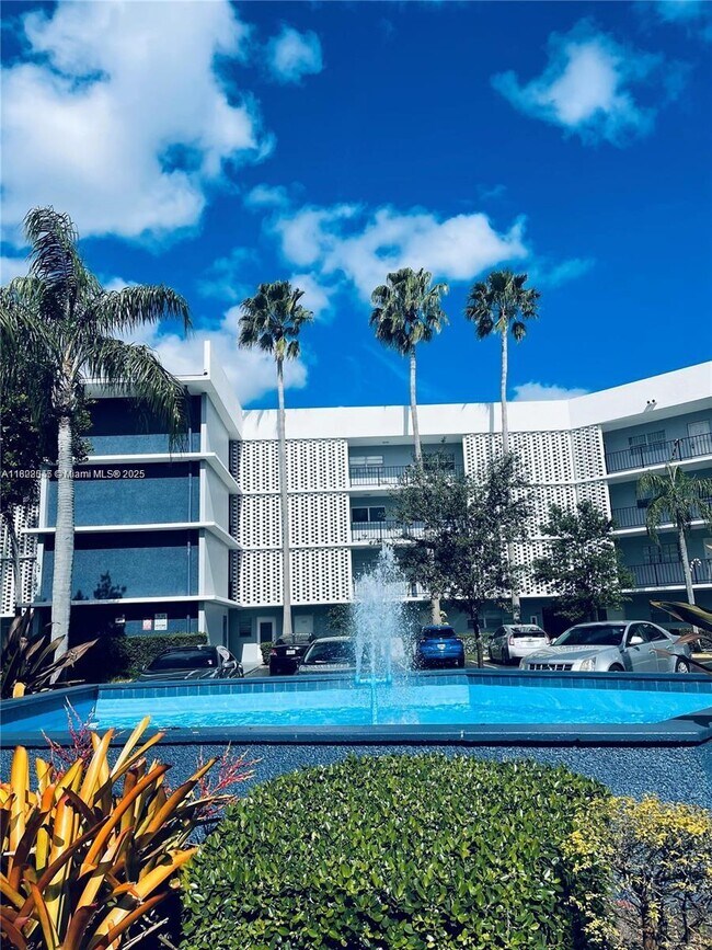 873 NE 195th St in Miami, FL - Building Photo - Building Photo