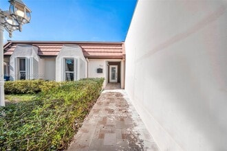 7417 Twin Sabal Dr in Miami Lakes, FL - Building Photo - Building Photo