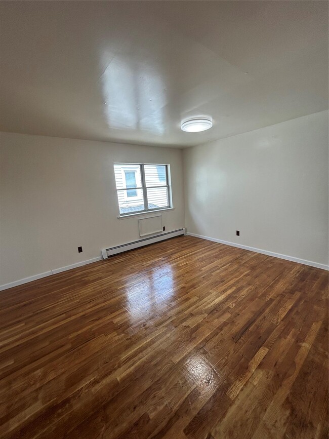 100-45 221st St in Queens, NY - Foto de edificio - Building Photo