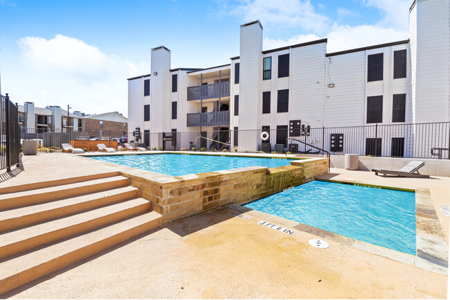 Tides at Royal Lane South in Dallas, TX - Building Photo - Building Photo