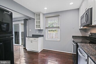 18 Chantilly Ct in Rockville, MD - Building Photo - Building Photo