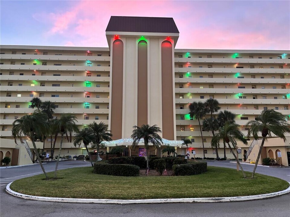 4750 Cove Cir in St. Petersburg, FL - Foto de edificio