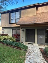 818 Sandtree Dr in Palm Beach Gardens, FL - Building Photo