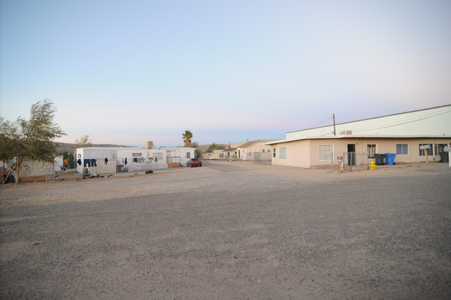 2365 Armory Rd in Barstow, CA - Foto de edificio - Building Photo